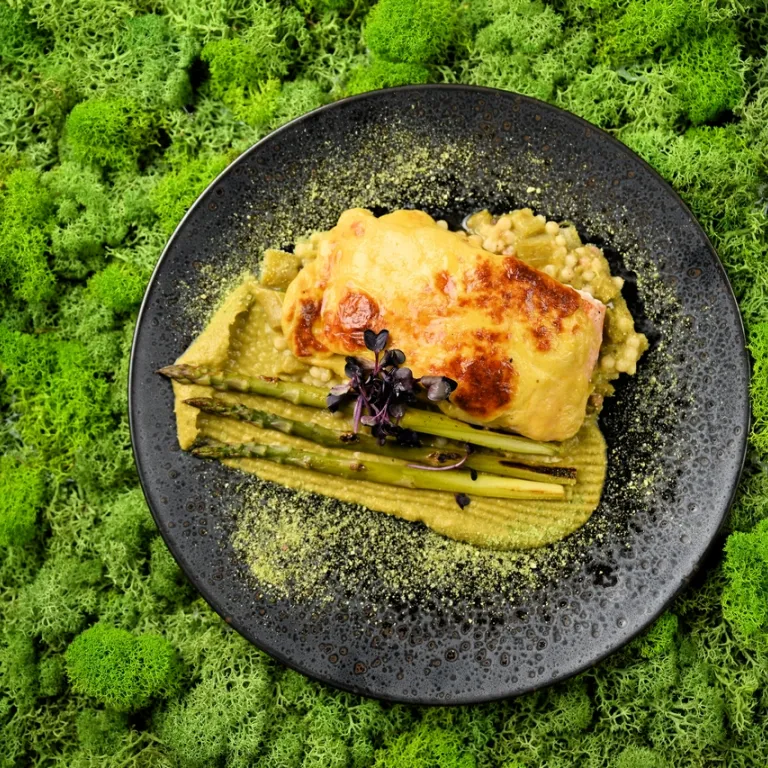 Piatti con asparagi